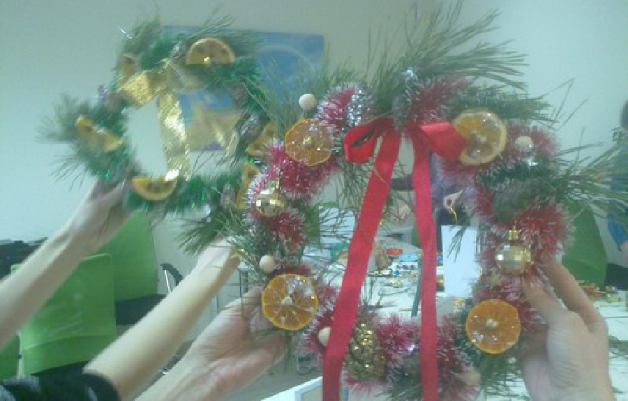 Taller navideño de coronas decorativas