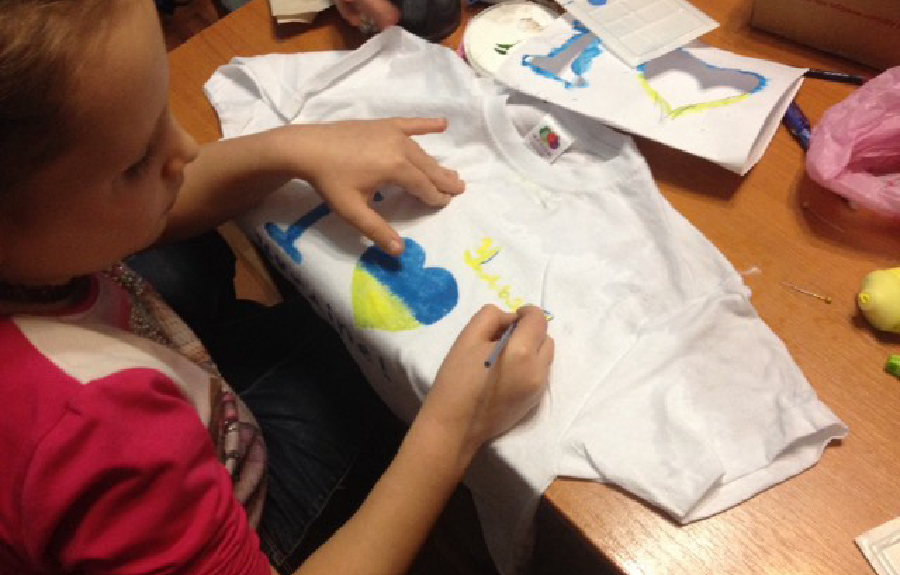 Taller de pintura sobre camisetas