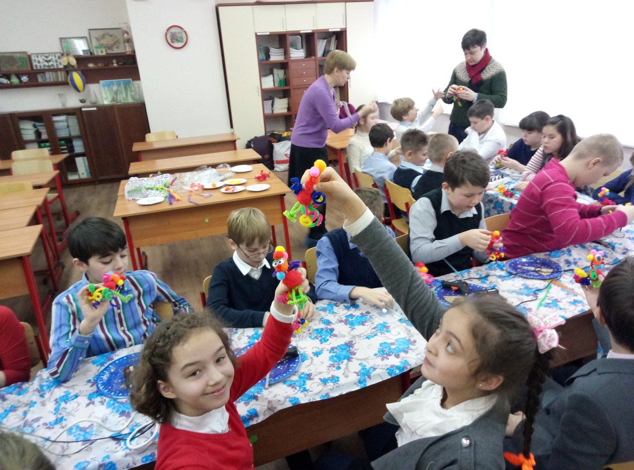 Taller de juguetes con alambre chenille y pompones - 4